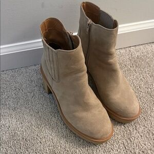 Universal Thread Light Gray Ankle Boots